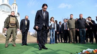 Японският премиер посети Буча по време на визитата си в Украйна