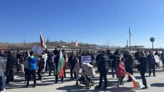 Жители на село Шишманци протестираха срещу разширяване на кариера за инертни материали