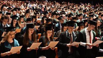 751 млади лекари от МУ-София се дипломираха и положиха Хипократовата клетва