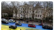 Голям украински флаг бе изрисуван пред руското посолство в Лондон