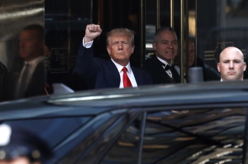 Доналд Тръмп напуска "Тръмп Тауър" в Ню Йорк, за да се яви пред съда. Снимка: ЕПА/БГНЕС