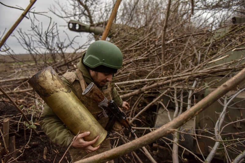 Украински артилерист защитава Бахмут, сн. ЕПА/БГНЕС