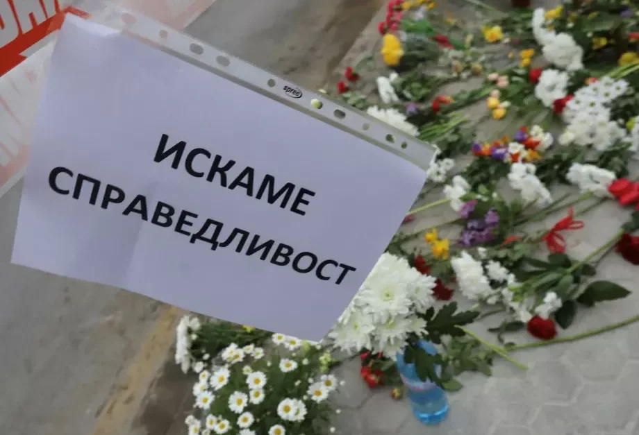 Послание, закачено над отрупаното с цветя място в София, където известният журналист почина след катастрофата, снимка БГНЕС