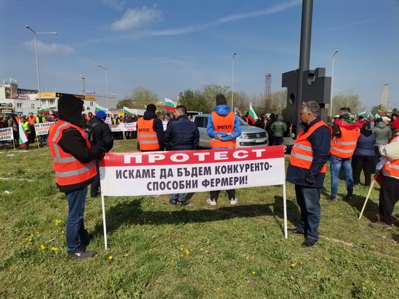 Зърнопроизводителите подновиха протестите си на границата с Румъния. Сн. БГНЕС