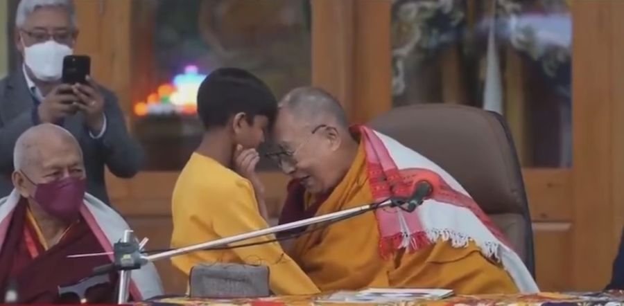 Далай Лама се извини задето целуна дете по устните и поиска да му "смуче езика"