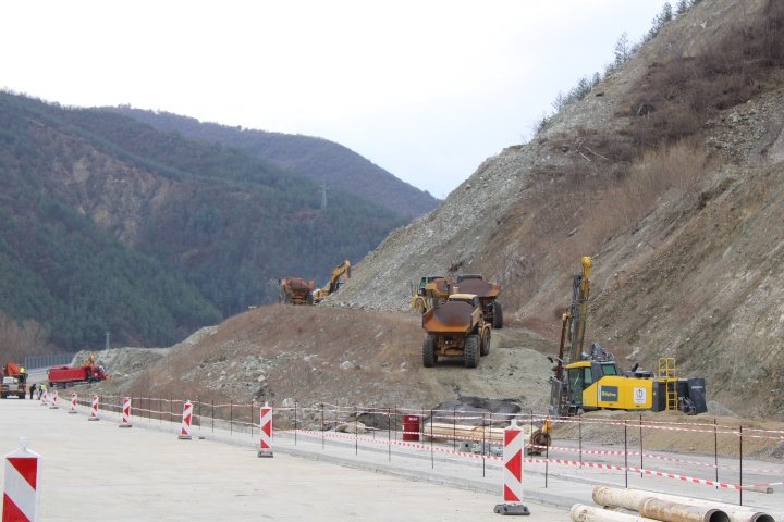 Багери разчистват свлачището пред тунел "Железница" Сн.МРРБ