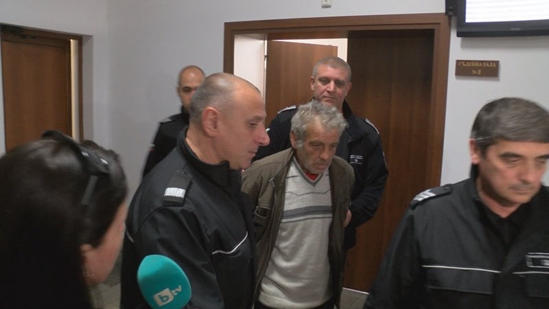 Полицаи отвеждат Ивалин Стратиев от съда в ареста Снимка:БГНЕС