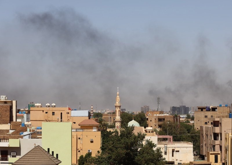 Нови боеве бушуват в суданската столица, жителите ѝ се опитват да я напуснат