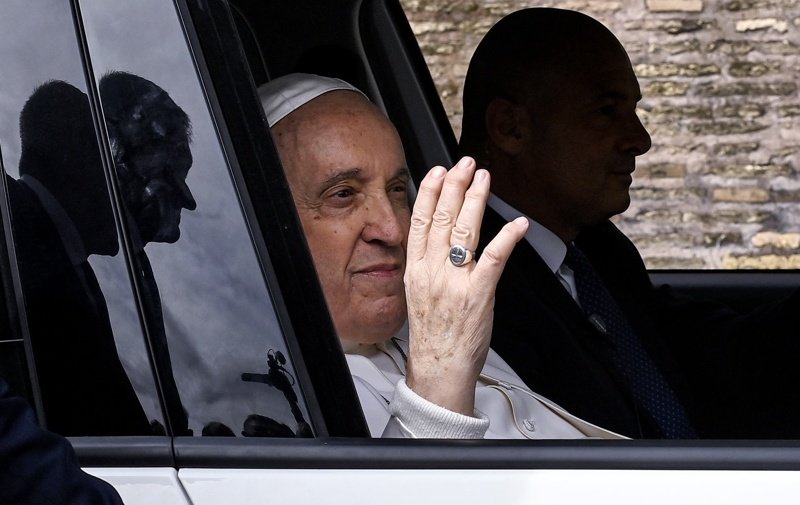Папа Франциск беше изписан от болница след тридневен престой
