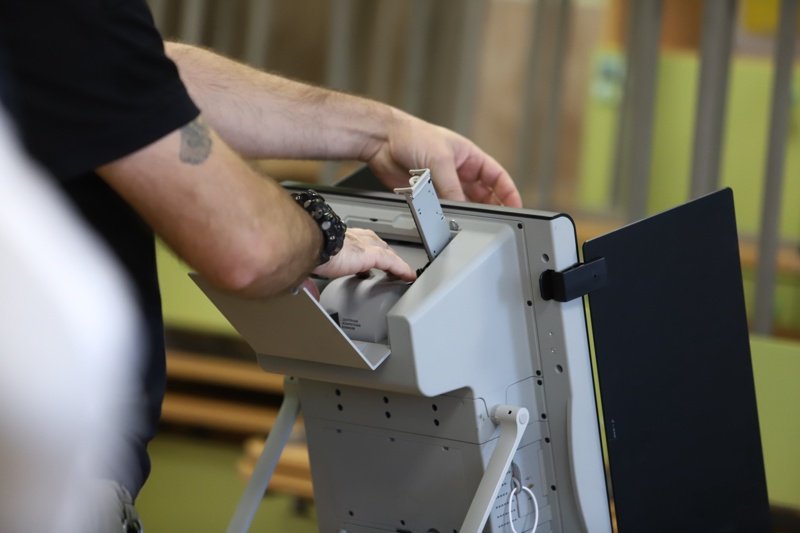 Проблеми с хартията блокираха машини за гласуване (обновена)