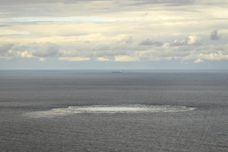 Датски военни кораби на мястото на саботажа на газопровода "Северен поток 2"