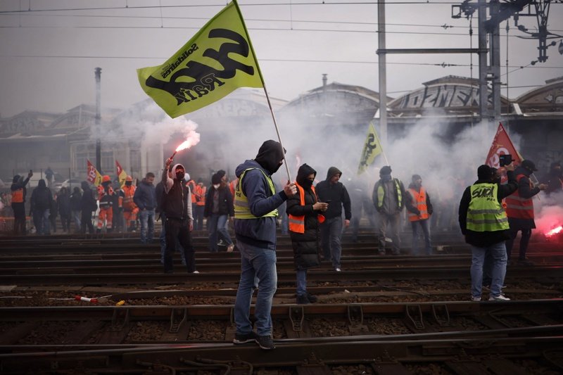 Железопътни работници протестират срещу пенсионната реформа на лионската гара в Париж, Сн. ЕПА/БГНЕС
