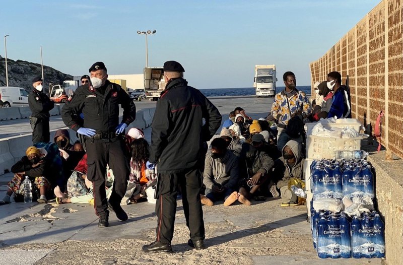 Мигранти очакват ферибот на остров Лампедуза, който да ги откара на друго място, сн. ЕПА/БГНЕС