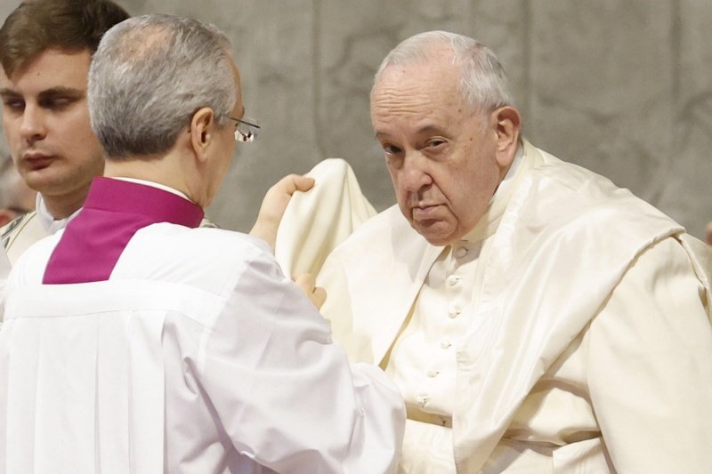 Папата "отпочива добре, клиничното му състояние се подобрява"
