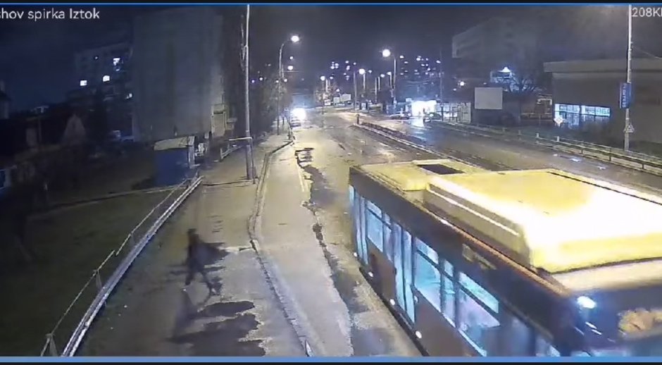 Издирва се мъж, хвърлил камък по движещ се рейс в Перник (видео)