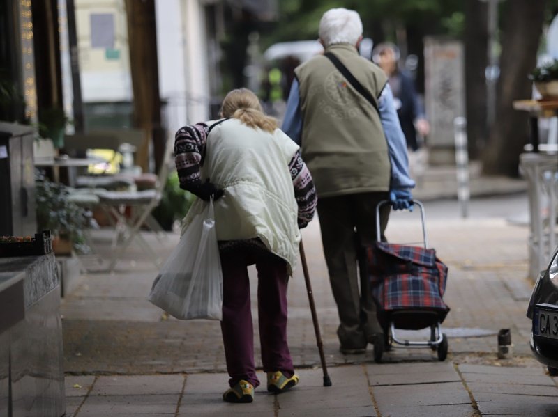 Възрастните хора с пенсии под линията на бедността ще получат по 70 лв. Сн. БГНЕС