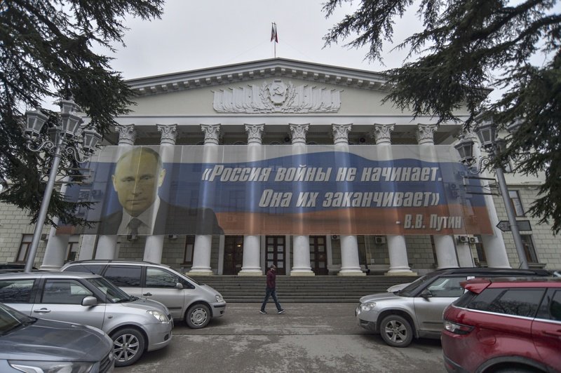 Огромен плакат на Путин в Ялта, Крим. Снимка: ЕПА/БГНЕС