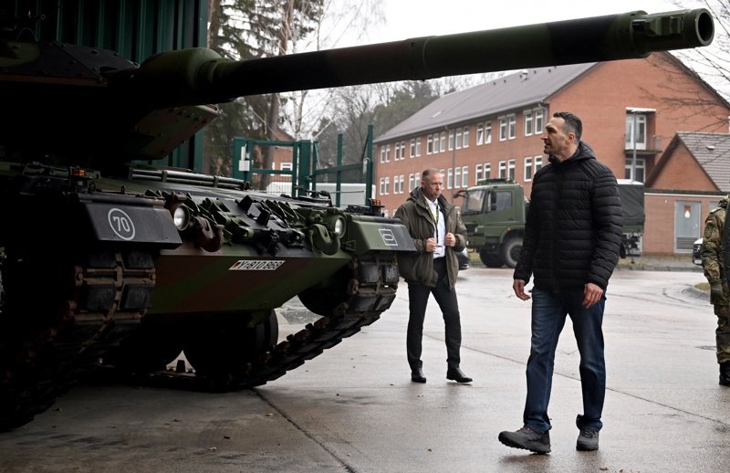 Кметът на Киев Виталий Кличко (вдясно) стои пред германски танк Leopard 2 по време на посещение във военен полигон в Мюнстер, Германия, където украински войници се обучаваха да боряват с танка и с военните машини  за пехотата Marder 1 A3. Снимка: ЕПА/БГНЕС