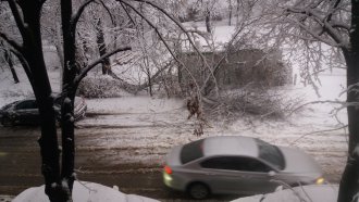 Сняг затвори пътищата в Румъния (видео)
