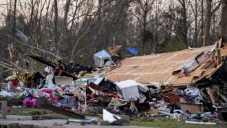 Най-малко 25 души загинаха след торнадото, връхлетяло Мисисипи