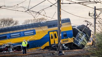 Един загинал и десетки ранени при влакова катастрофа в Нидерландия