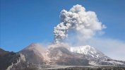 На Камчатка изригна вулканът Шивелуч и затрупа село с 8.5 см пепел (видео)