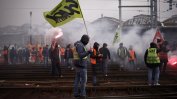 Поредни протести срещу пенсионната реформа блокират Франция
