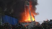 Опасност от обгазяване в Хамбург заради огромен пожар в складове