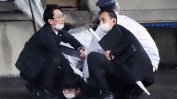 Японският премиер е евакуиран невредим след хвърлена по него бомбичка