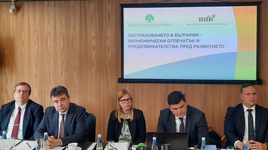 Асоциацията на българските застрахователи и Институтът за пазарна икономика представиха анализ на сектора. Снимка: АБЗ