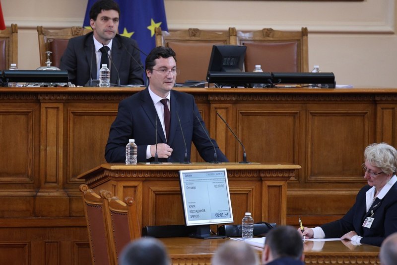 Служебният министър на правосъдието Крум Зарков говори от парламентарната трибуна, снимка БГНЕС
