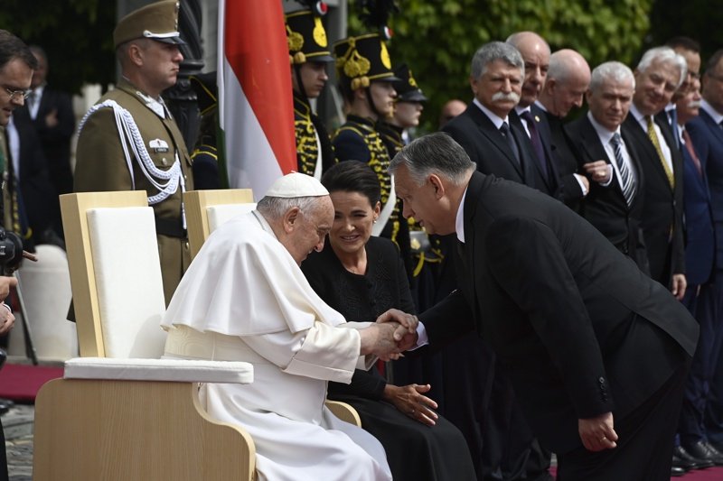 Виктор Орбан поздравява папа Франциск, до когото е седнала президентката на Унгария Каталин Новак. Снимките са на ЕПА/БГНЕС.