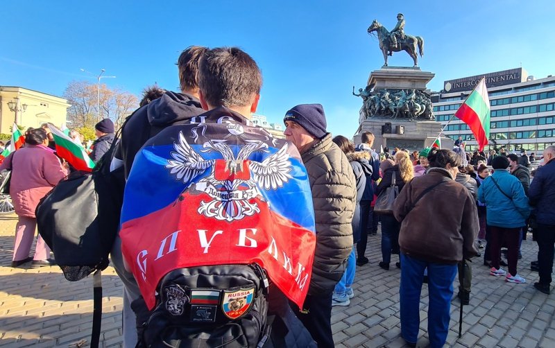 "Общобългарски поход за мир и неутралитет" с руски знамена. Снимка: БГНЕС
