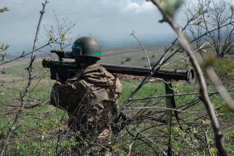 Войник от зенитно-ракетна бригада на украинската армия на позиция извън Бахмут, сн. ЕПА/БГНЕС