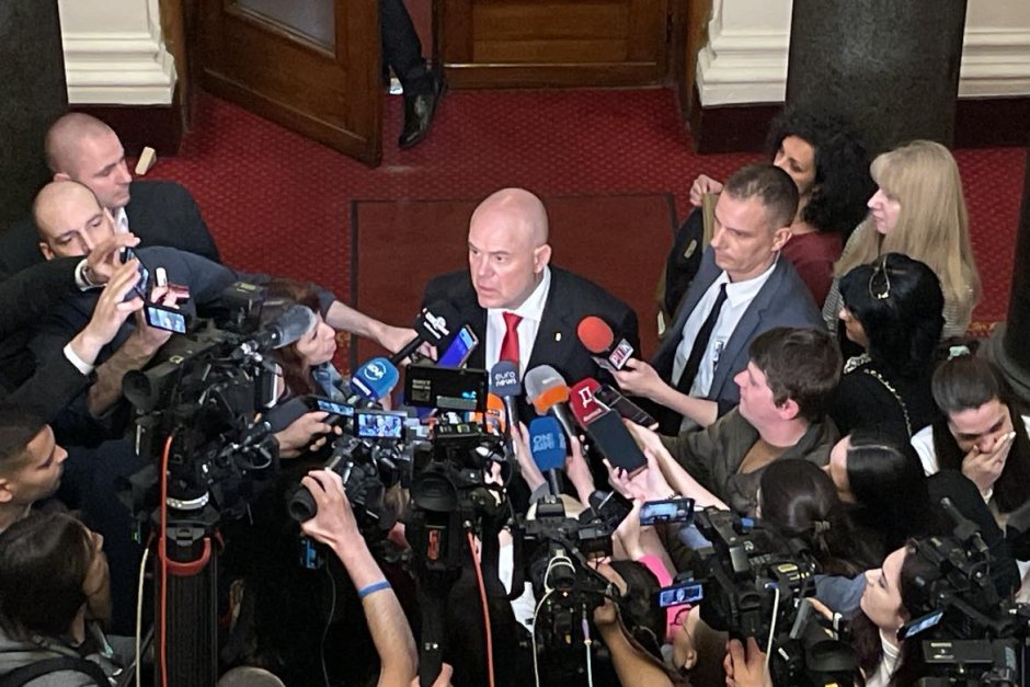 Главният прокурор Иван Гешев говори пред журналисти в кулоарите на парламента