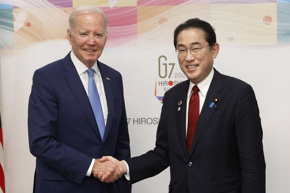 Джо Байдън и Фумио Кишида преди началото на срещата на Г-7 в Хирошима, Сн. ЕПА/БГНЕС