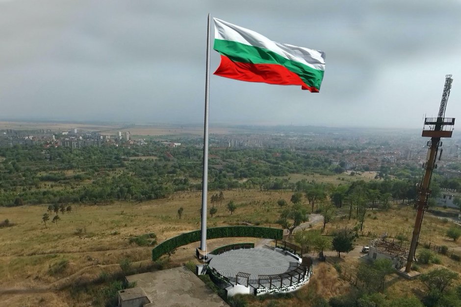 Визуализация на пилона със знамето в парк Боровец и масивния бетонен фундамент, кадър от Община Ямбол