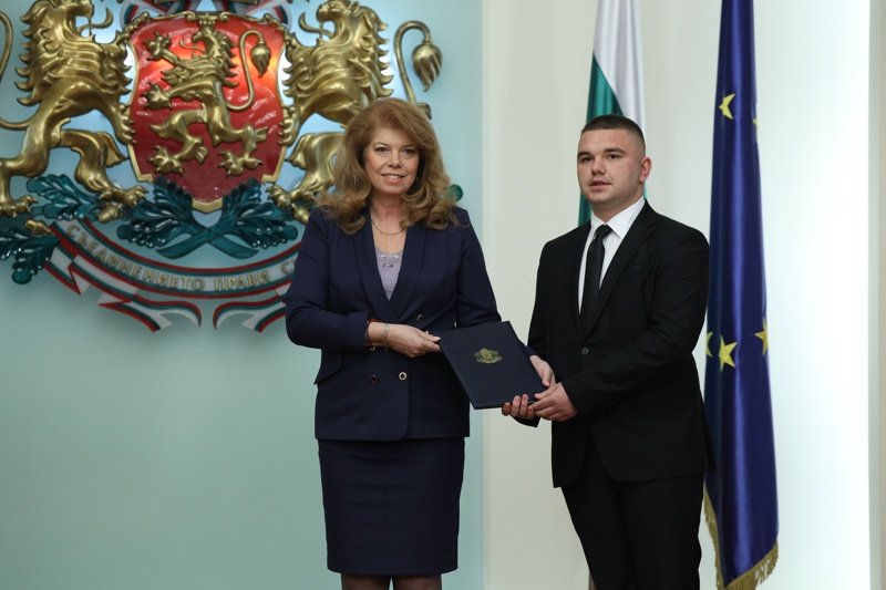 Илияна Йотова официално връчва българско гражданство на Пендиков, сн. БГНЕС