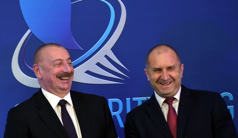 Илхам Алиев и Румен Радев при подписването на меморандума за STRING в София, сн. БГНЕС