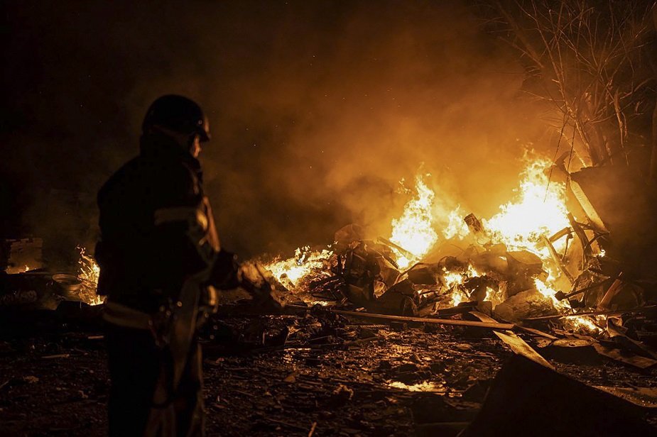 Руският въздушен обстрел предизвика пожари на две места в Киев Сн.ЕПА/БГНЕС