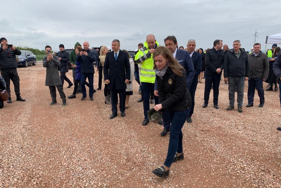 Членът на Управителния съвет на АПИ Десислава Паунова лисна менче, за да върви по вода строителството на последния участък