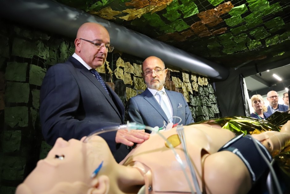 Началникът на ВМА ген. Венцислав Мутафчийски показа на министър Меджидиев как върви обучението на медиците за оказване на спешна помощ по въздух. Сн. МЗ