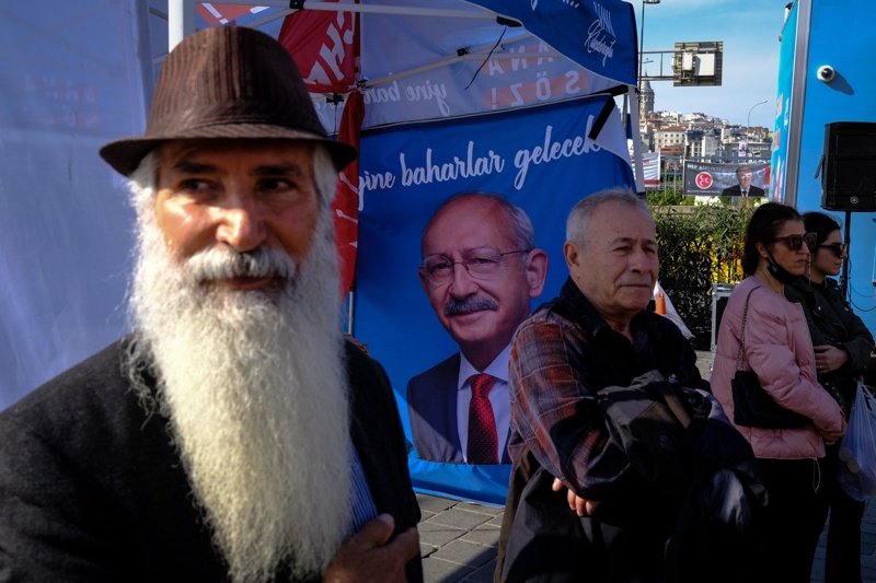 Поддръжници на опозиционния кандидат за президент на Турция Кемал Кълъчдароглу на фона на негов предизборен плакат. Сн. ЕПА/БГНЕС