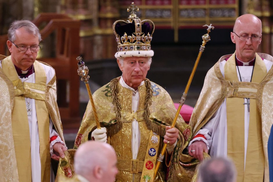 Чарлз III с кралската корона и символите на властта. Сн. Richard Pohle - WPA Pool/Getty Images
