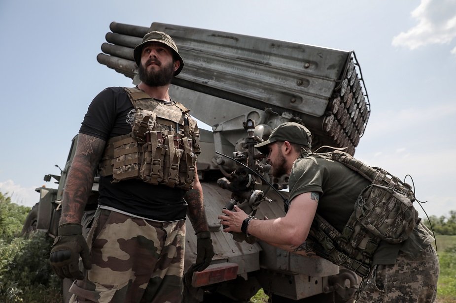 Украински войници подготвят ракетна система за огън към фронта в Бахмут на 19 май. Снимка: ЕПА/БГНЕС