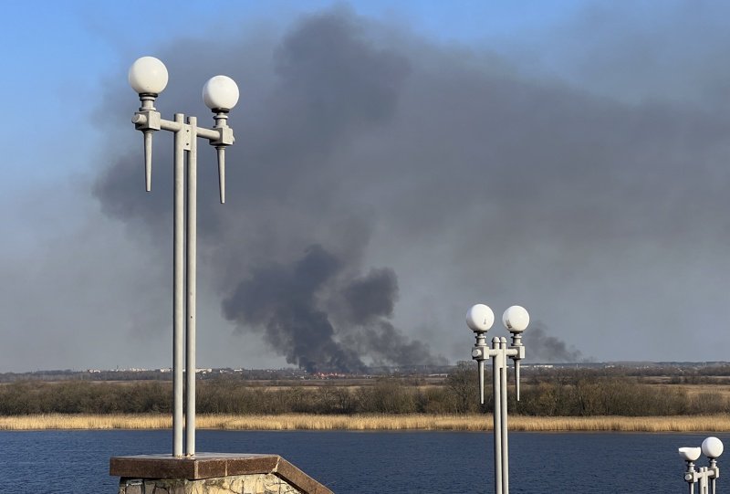 Над левия бряг на река Днепър, контролиран от Русия, се издига дим след удар от украинската армия близо до град Херсон, Украйна, 05 март 2023 г. Снимка: ЕПА/БГНЕС