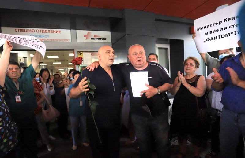Медици и пациенти на "Пирогов" протестираха през юни 2021 г.  в защита на д-р Петър Атанасов (с розата), който лично е лекувал набедените от Стойчо Кацаров за "пациенти-фантоми". сн. БГНЕС