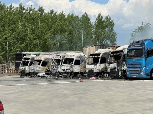 Опожарените камиони край Петрич, снимка БНТ