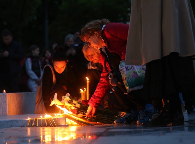 Хиляди се поклониха пред паметта на жертвите Снимки: ЕПА/БГНЕС