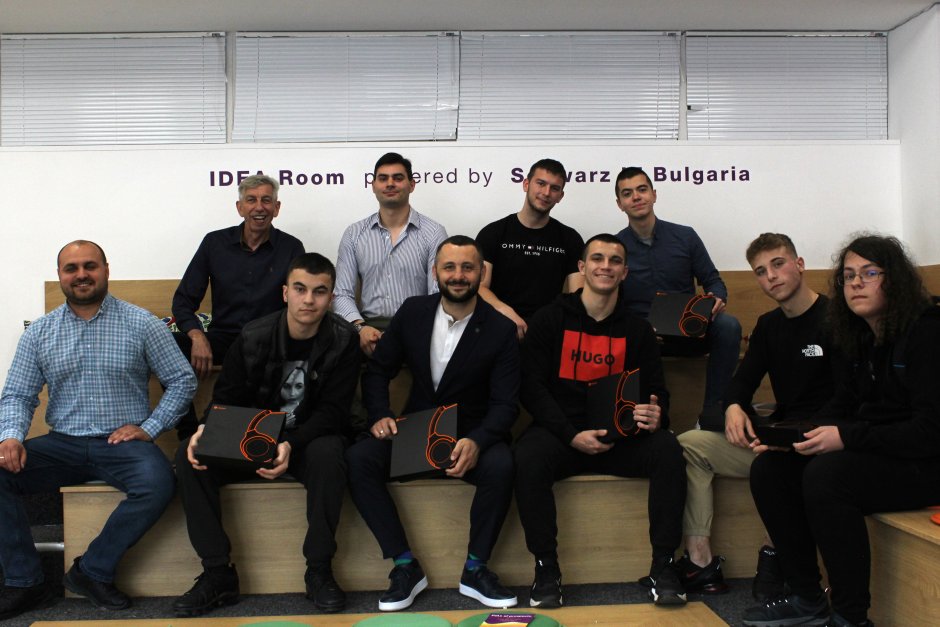 Наградените ученици, победителят Боян Фотев е вторият седнал отдясно на ляво Сн. НПГ по КТП